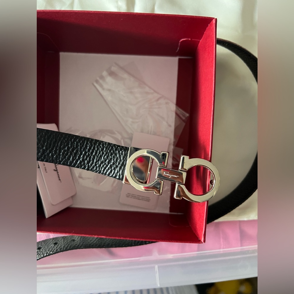 Salvatore Ferragamo Gancini
Reversible &amp; Adjus size 90